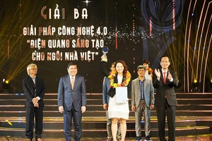 Đại diện Công ty CP Bóng đèn Điện Quang nhận Giải thưởng Sáng tạo TPHCM 2019.