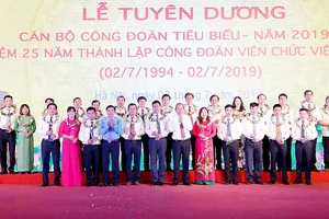 Phó Thủ tướng Thường trực Trương Hòa Bình chúc mừng các cán bộ Công đoàn tiêu biểu được tuyên dương. Ảnh: TTXVN