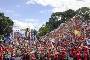 Người dân tham gia tuần hành phản đối các biện pháp trừng phạt của Mỹ tại Caracas, Venezuela, ngày 10-8-2019