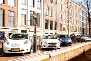 Một điểm sạc xe điện ở Amsterdam