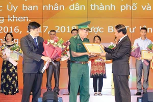 Phó Trưởng ban Tuyên giáo Trung ương Nguyễn Thanh Long và Bí thư Thành ủy Hải Phòng Lê Văn Thành trao Bằng khen cho các tập thể có thành tích xuất sắc. Ảnh: TTXVN