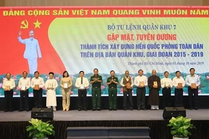 Tuyên dương các tập thể, cá nhân có thành tích tiêu biểu, góp phần xây dựng nền quốc phòng toàn dân vững mạnh trên địa bàn Quân khu 7. Ảnh: Quân khu 7 online