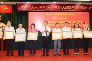 Đồng chí Trần Lưu Quang, Phó Bí thư Thường trực Thành ủy TPHCM trao Bằng khen cho các tập thể. Ảnh: hcmcpv
