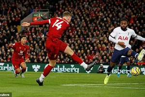 J. Henderson tung cú sút bằng chân trái quân bình tỷ số 1 - 1 cho Liverpool