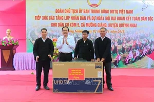 Chủ tịch Ủy ban Trung ương MTTQ Việt Nam Trần Thanh Mẫn tặng quà tập thể khu dân cư xóm 5, xã Mường Giàng, huyện Quỳnh Nhai, tỉnh Sơn La. Ảnh: TTXVN