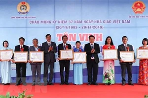 Trao Bằng khen của Bộ Giáo dục và Đào tạo cho các nhà giáo tiêu biểu của năm 2019. Ảnh: TTXVN