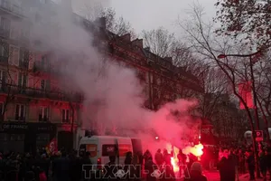 Hàng ngàn người tham gia bãi công phản đối cải cách hưu trí của chính phủ Pháp tại thủ đô Paris, ngày 5-12. Ảnh: THX/TTXVN