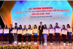 Các học sinh đạt danh hiệu "Học sinh 3 tốt" cấp trung ương năm học 2018-2019 nhận Bằng khen của Trung ương Đoàn Thanh niên Cộng sản Hồ Chí Minh. Ảnh: Hanoimoi