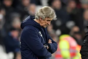 HLV Pellegrini trong trận thua Leicester