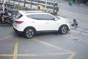 Vụ tai nạn ô tô đâm gãy chân nhân viên đang làm vệ sinh trên mặt đường ngang tuyến đường sắt Bắc - Nam