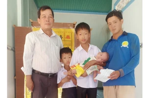 Anh Khang và các con nhận số tiền từ bạn đọc