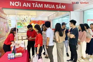 Khách xếp hàng dài đợi tham dự chương trình “Tặng lì xì Xuân Canh Tý” 2020 của VinID Pay