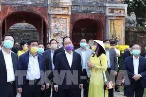 Thủ tướng Nguyễn Xuân Phúc kiểm tra công tác phòng chống dịch tại Quần thể Di tích Cố đô Huế. Ảnh: Thống Nhất – TTXVN
