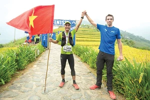 Quang Trần (trái) là gương mặt quen thuộc ở các đường đua marathon có chiều dài “khủng”. Ảnh: NVCC