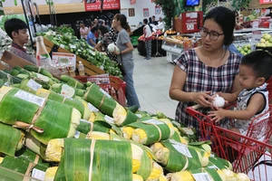 Hoạt động mua bán tại một siêu thị ở TPHCM. Ảnh: HOÀNG HÙNG