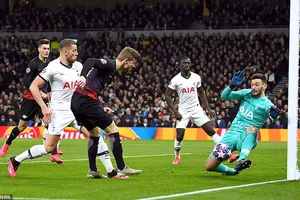 Thủ môn Hugo Lloris của Tottenham vất vả cản phá cú dứt điểm của tiền đạo Timo Werner (áo đỏ đen). Ảnh: Reuters