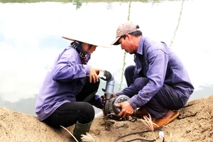 Thủy điện An Khê-Ka Nak xả nước cứu hàng trăm ha lúa, hoa màu cho người dân xã Tây Thuận, huyện Tây Sơn, tỉnh Bình Định. Ảnh: NGỌC OAI