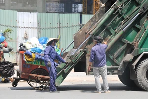 Thu gom rác tại một công ty dịch vụ công ích. Ảnh: Cao Thăng