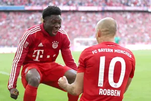 Alphonso Davies ăn mừng cùng thần tượng Robben ở mùa trước 