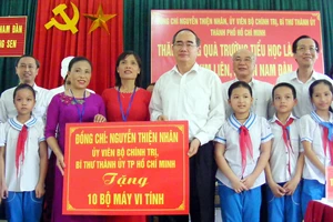 Bí thư Thành ủy TPHCM Nguyễn Thiện Nhân tặng 10 bộ máy vi tính cho Trường Tiểu học Làng Sen, Nghệ An