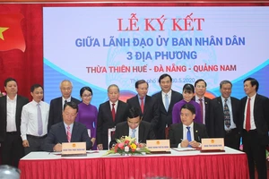 Lãnh đạo 3 địa phương ký kết và công bố chương trình liên kết hành động phục hồi và phát triển du lịch trong bối cảnh mới. Ảnh: VGP