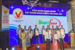 Đại diện các doanh nghiệp tại Lễ trao chứng nhận. Ảnh: SGGP ĐTTC