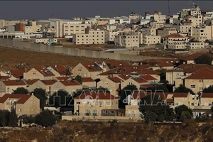 Toàn cảnh Khu định cư Do Thái Pisgat Zeev (cận cảnh) và khu định cư Anata của người Palestine ở Jerusalem. Ảnh tư liệu: AFP/TTXVN