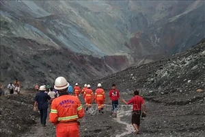  Lực lượng cứu hộ tìm kiếm nạn nhân sau vụ lở đất ở bang Kachin, Myanmar ngày 2-7-2020. Ảnh: AFP/TTXVN