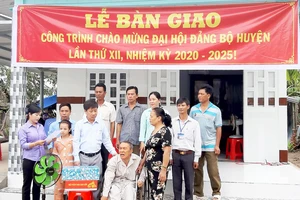 Ông Ngô Văn Thu rơi nước mắt khi nhận nhà mới. Ảnh: Huỳnh Lợi