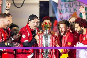 HLV Jurgen Klopp và các học trò nhận Cúp vô địch Premier League