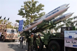 Tên lửa hành trình siêu thanh BrahMos được trưng bày tại một sự kiện ở New Delhi, Ấn Độ. Ảnh: AFP/TTXVN