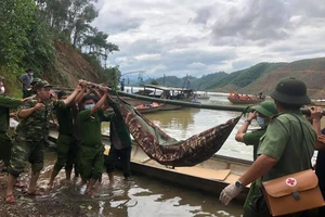 Di chuyển nạn nhân tử vong đầu tiên trong số 17 người mất tích tại khu vực thủy điện Rào Trăng 3