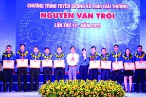 Thanh niên công nhân đạt giải thưởng Nguyễn Văn Trỗi năm 2020 được vinh danh tối 28-10. Ảnh: THÁI PHƯƠNG