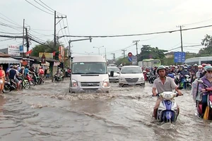 Tuyến đường Bến Bình Đông (quận 8, TPHCM) bị ngập nặng sau cơn mưa chiều 31-10