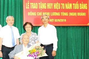 Đồng chí Nghị Đoàn khi nhận Huy hiệu 70 năm tuổi Đảng