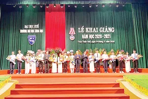 Tập đoàn Xây dựng Hòa Bình trao tặng 50 triệu cho Quỹ Học bổng Giáo sư Hồng Dương Nguyễn Văn Hai