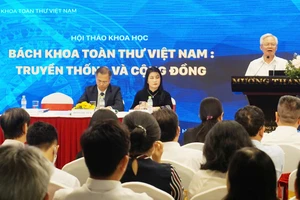 PGS-TS Tạ Ngọc Tấn trình bày ý kiến tại hội thảo khoa học 