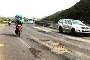 Mặt đường QL1A, đoạn qua xã Xuân Thịnh (thị xã Sông Cầu, Phú Yên) nát bươm. Ảnh: NGỌC OAI