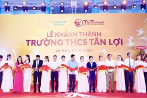 Ông Đỗ Quang Hiển, Chủ tịch HĐQT kiêm TGĐ Tập đoàn T&T Group và các đại biểu cắt băng khánh thành Trường THCS Tân Lợi