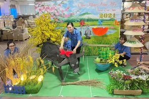 Công nhân Công ty In số 7 trang trí góc xuân tại xưởng sản xuất
