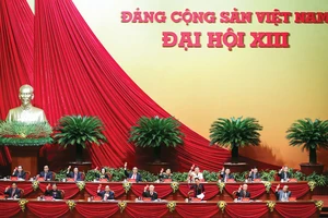 Đoàn Chủ tịch Đại hội XIII của Đảng gồm 17 đồng chí, trong đó 16 đồng chí Ủy viên Bộ Chính trị và đồng chí Trần Thanh Mẫn, Bí thư Trung ương Đảng, Chủ tịch Ủy ban Trung ương MTTQ Việt Nam. Ảnh: VIẾT CHUNG