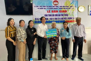 Bàn giao công trình sửa chữa nhà tình thương cho bà Phạm Thị Xinh