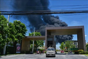 Khói bốc lên từ hiện trường vụ nổ nhà máy hóa chất ở Bang Phli, Samut Prakan, Thái Lan ngày 5-7-2021. Ảnh: AFP/TTXVN