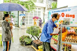 Người dân khu cách ly phường 5, quận Gò Vấp, TPHCM lần lượt vào kệ hàng 0 đồng lấy hàng hóa cần thiết trong ngày. Ảnh: HOÀNG HÙNG