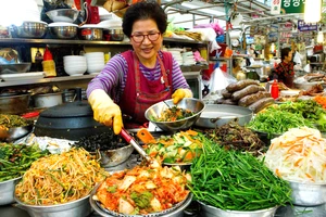 Một gian hàng bán thức ăn chay ở chợ Gwangjang, Seoul