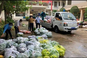 Trụ sở UBND phường Hiệp Phú thành nơi tập kết hàng hóa, cán bộ phường trực tiếp vận chuyển nhu yếu phẩm đến người dân. Ảnh: THU HƯỜNG