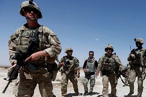 Binh sĩ Mỹ đi tuần quanh doanh trại quân đội Afghanistan tại tỉnh Logar. Ảnh: REUTERS