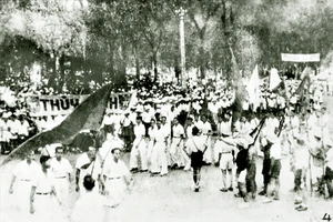 Nhân dân Sài Gòn biểu tình giành chính quyền ngày 25-8-1945. Ảnh: TƯ LIỆU