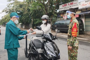 Từ 0 giờ ngày 25-8, tại TPHCM, tất cả các loại giấy đi đường sẽ do Cơ quan Công an cấp. Ảnh: DŨNG PHƯƠNG