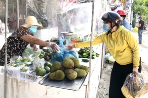 Lắp vách ngăn phòng chống dịch tại chợ Ngã Ba Bầu, huyện Hóc Môn. Ảnh: BÙI ANH TUẤN